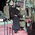 Horthy Miklós kormányzó ünnepség keretében kitüntetést ad át. Mellette Keresztes-Fischer Lajos altábornagy, hátul Bartha Károly vezérezredes, honvédelmi miniszter.