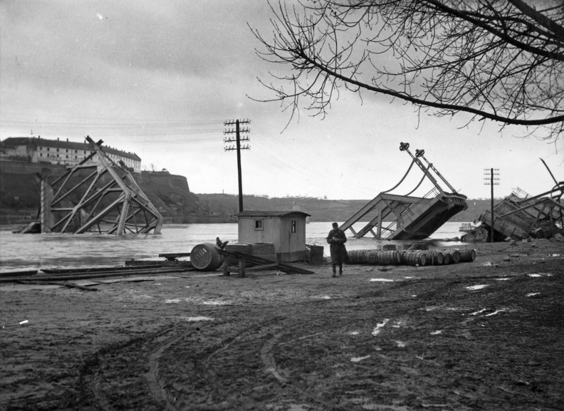 A szerbek áltak felrobbantott újvidéki közúti híd maradványa, háttérben Pétervárad.