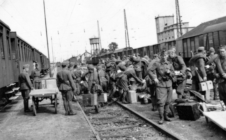 vasútállomás, frontra induló katonák.