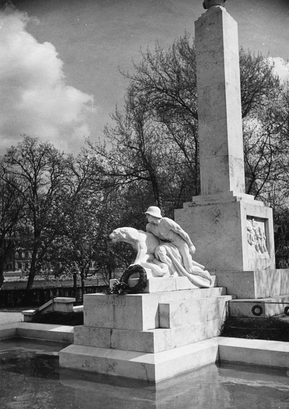 Radó sziget, I. világháborús hősi emlékmű (Horvay János, 1936.)