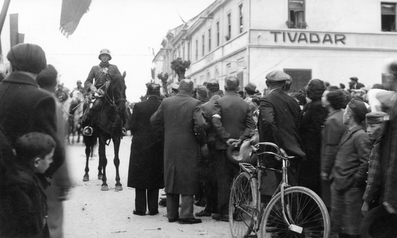(Alsólendva), Fő utca. Jugoszlávia megszállása, a magyar csapatok bevonulása 1941. április 16-án.
