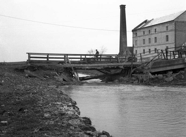 lerombolt híd a Karasica patak felett, mögötte a malom épülete.
