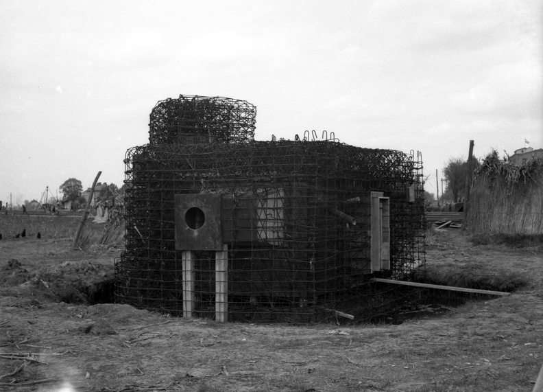 befejezetlen bunker a vasútállomás mellett.