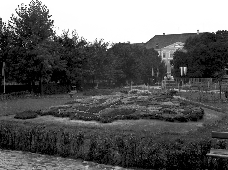Szabadság tér, Erzsébet park, háttérben a Vármegyeháza.
