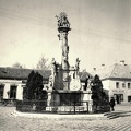 Kossuth Lajos tér (Fő tér, Hlavné námestie), Szentháromság-szobor.