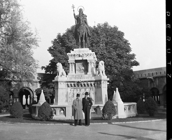 Szent István szobra (Stróbl Alajos, 1906.) a Halászbástyánál.