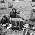 Híradós katonák R/3-as típusú katonai rádióval.