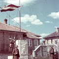 Budatétény, Gyöngyszem utca - Húr utca sarok, a Magyar Királyi Haditudósító század laktanyája, zászlófelvonás.