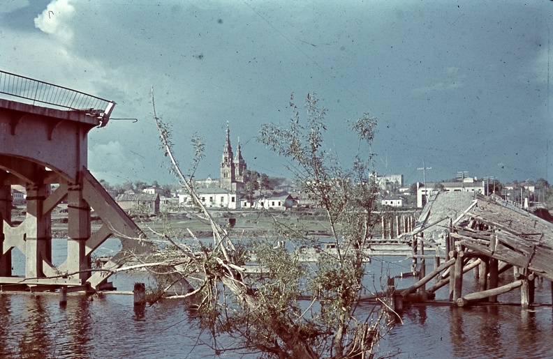 a Szejm folyó felrobbantott hídja felől.
