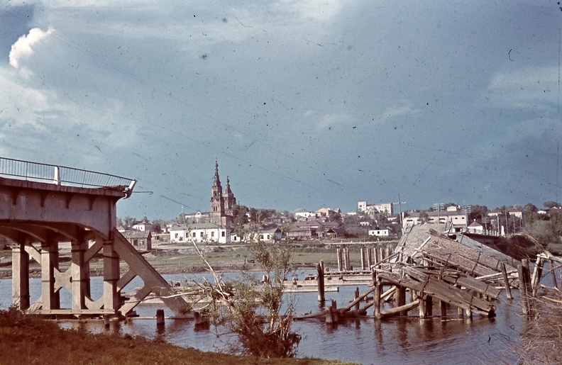a Szejm folyó felrobbantott hídja felől.
