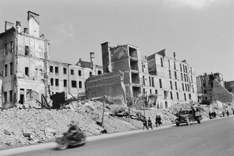 a Hrescsatik sugárút felrobbantott épületei.