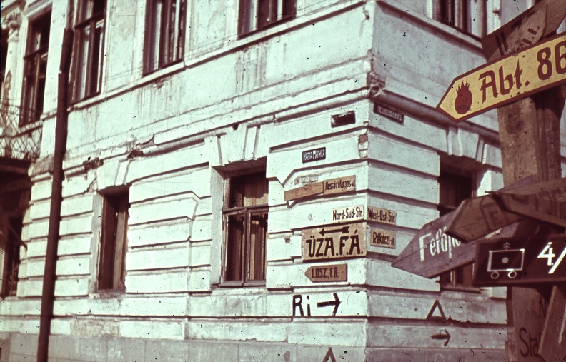 Marx (ekkor Kossuth Lajos) utca - Lenin (ekkor Rákóczi) utca sarok, a Csukargyinij-család egykori kúriája.