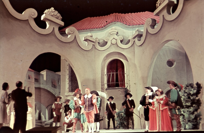 a Nemzeti Színház előadása: A zöld nadrágos lovag. Középen piros nadrágban Uray Tivadar.