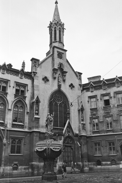 Orsolya tér, Mária-kút, háttérben a Szent Orsolya-templom és rendház.