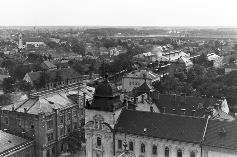 látkép a városháza tornyából nyugat felé fényképezve, a Révai Miklós utca és a vasútállomás.