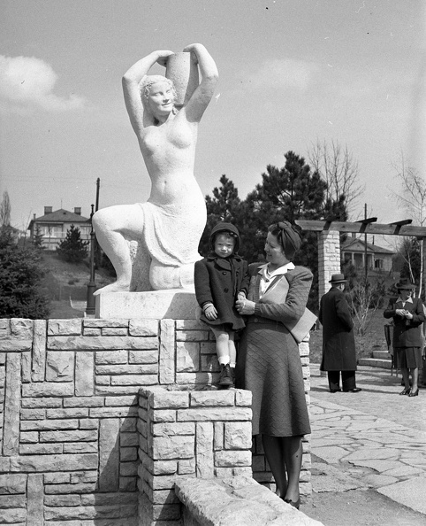 Nagy Lajos (Fenyves) tér, Korsós nő kútszobor (Sóváry János, 1938.).
