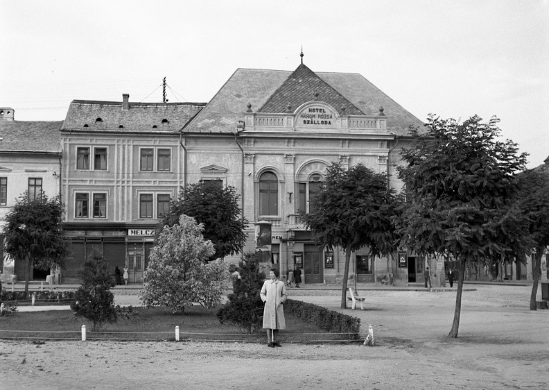 Fő tér (Horthy Miklós tér), Három Rózsa szálloda.