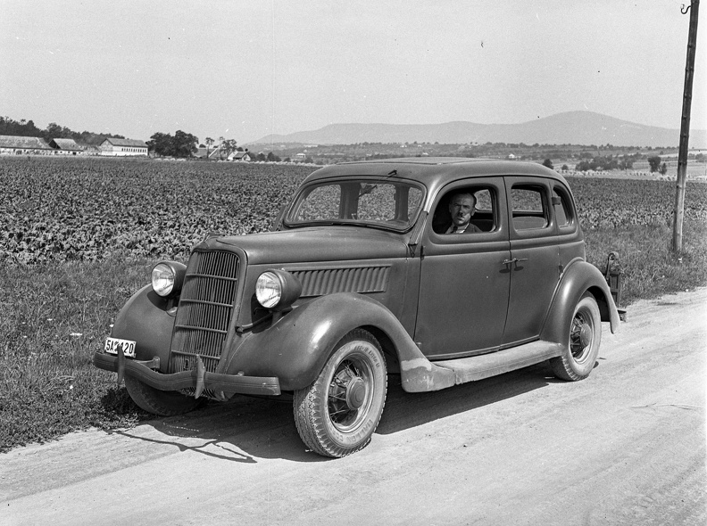 Ford V8 Modell 48, 1935-ös kiadású személygépkocsi.