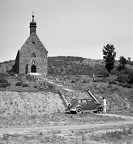 Három falu temploma (Szent István király-templom). Előtérben egy Ford V8 Modell 48, 1935-ös kiadású személygépkocsi.