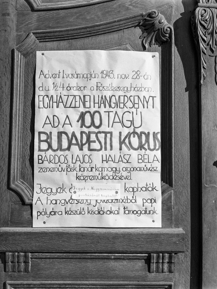 a Nagyboldogasszony Főszékesegyház kapuja, Budapesti Kórus fellépését hirdető plakát.