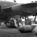 Az amerikai légierő B-25 Mitchell kétmotoros közepes bombázó repülőgépe. A gép előtt egy Willys Jeep áll a betonon.
