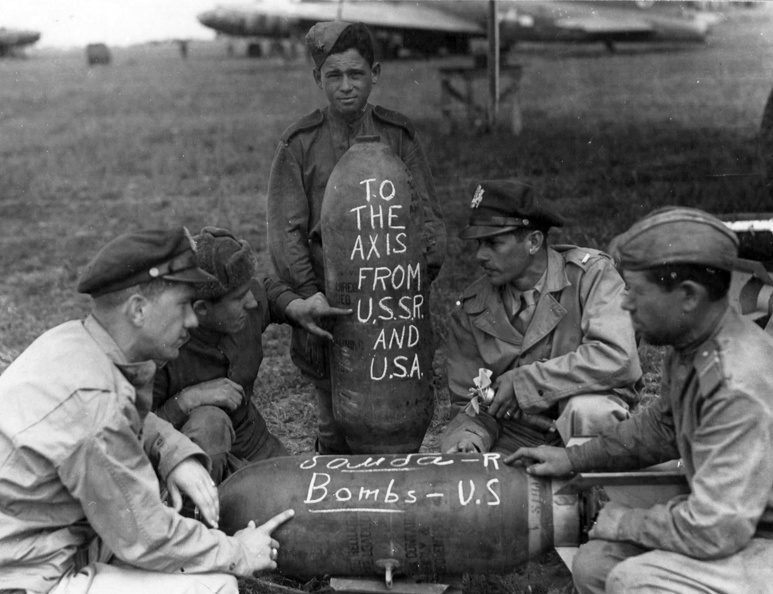 amerikai és orosz katonák 1944-ben a FRANTIC hadművelet idején. A háttérben egy B-17 Flying Fortress bombázógép és egy C-47 Dakota szállítógép látható.