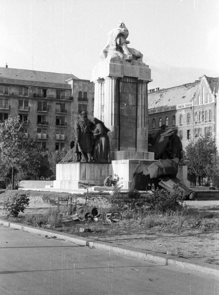 Kossuth Lajos tér, gróf Tisza István megrongált szobra a Parlament északi oldala mellett.