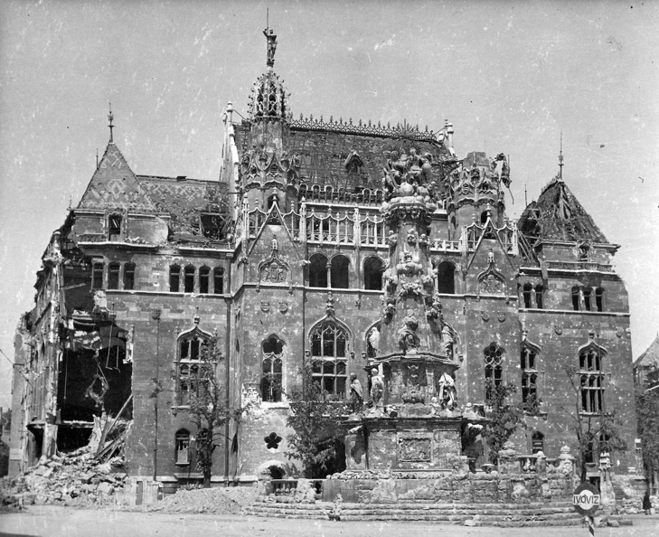 Szentháromság tér, Szentháromság-szobor, háttérben a Pénzügyminisztérium lerombolt épülete.