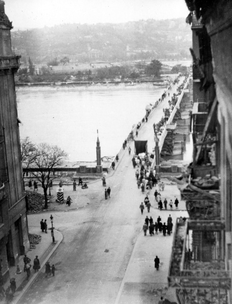 Radnóti Miklós (Sziget) utca - Újpesti rakpart kereszteződése és a Manci híd első, cölöphíd változata.