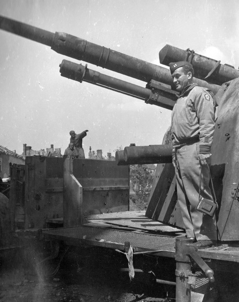 VOMAG autóbusz alvázára szerelt 88 mm-es légvédelmi löveg a Halászbástyán, háttérben Julianus és Gerhardus barát szobra.