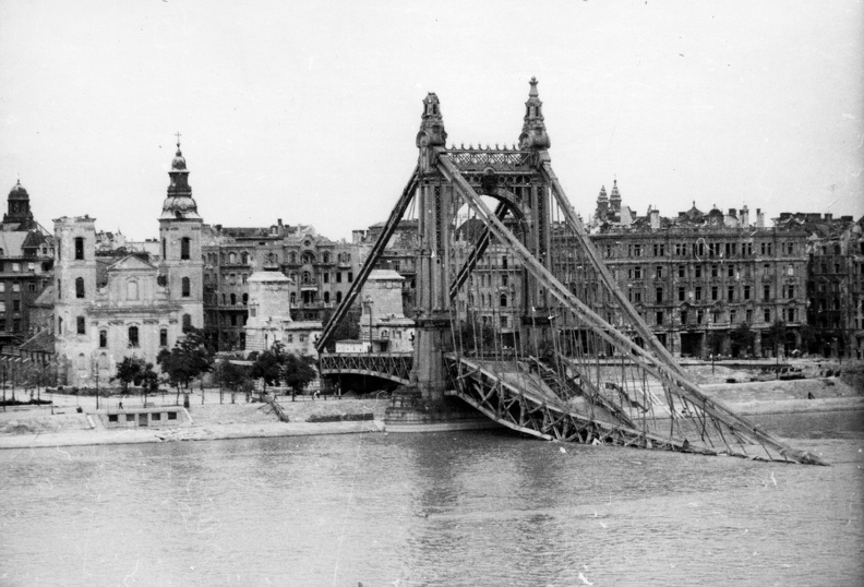 a lerombolt Erzsébet híd pesti hídfője a Duna felől nézve.