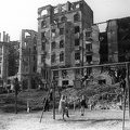 háttérben a Krisztina körút lerombolt épületei.