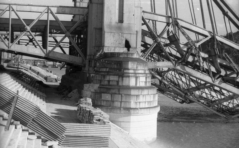 a lerombolt Erzsébet híd pesti hídfője az alsó rakpartról nézve.