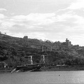 a lerombolt Erzsébet híd budai hídfője és a Gellért-hegy a pesti alsó rakpartról nézve.