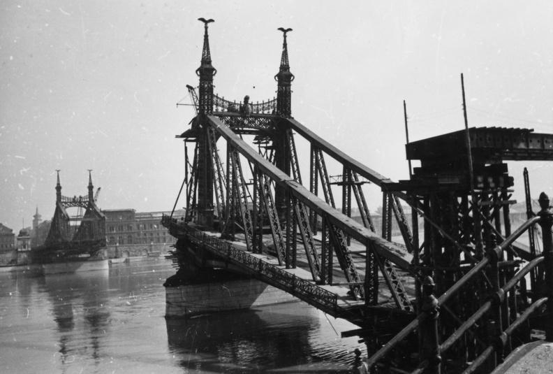 a lerombolt Szabadság híd helyreállítása a budai hídfőnél.