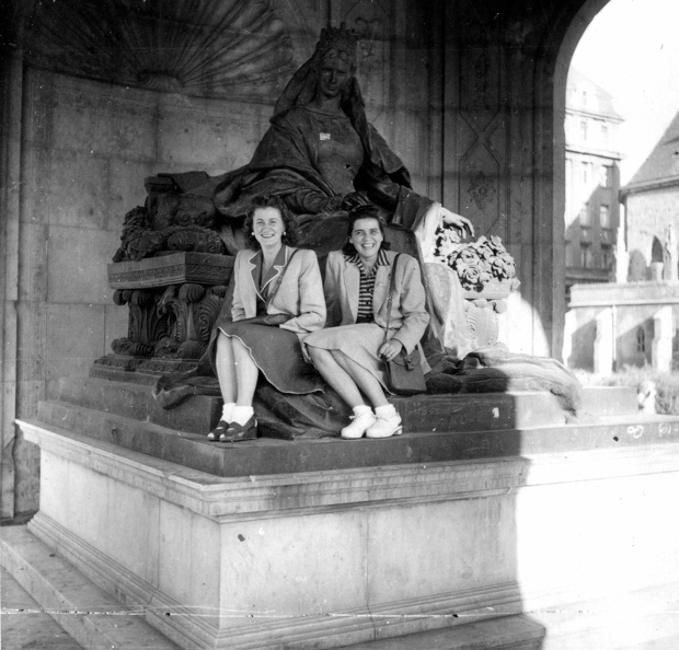 Március 15. (Eskü) tér, Erzsébet királyné emlékműve (Zala György szobrászművész és Hikisch Rezső műépítész alkotása, 1932.).