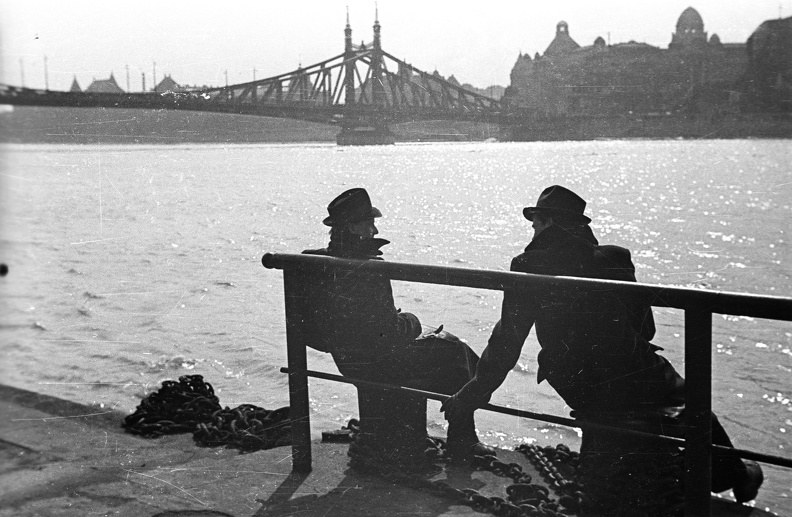 Belgrád (Ferenc József) rakpart a nemzetközi hajóállomásnál, háttérben a Szabadság híd budai hídfője.