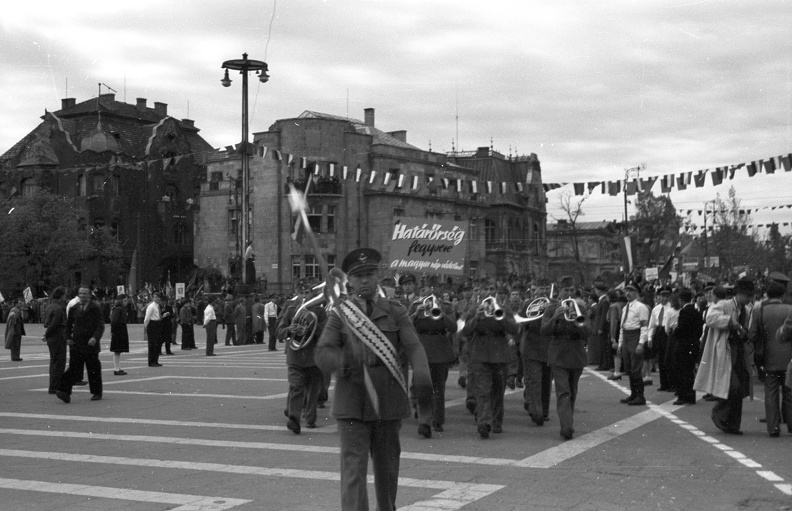 Hősök tere, háttérben a Dózsa György út - Andrássy út sarok, május 1-i ünnepség.