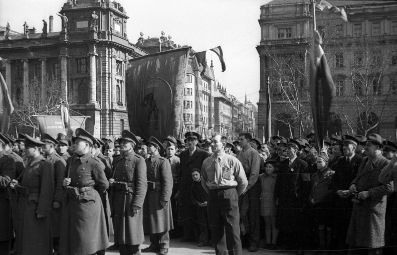 Kossuth Lajos tér, március 15-i ünnepség a Parlamentnél, háttérben az Alkotmány utca torkolata.