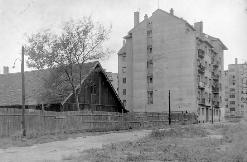 Thurzó utca. Középen az 5. számú ház, háttérben, a kép jobb oldalán a Pozsonyi út 57. hátsó homlokzata.