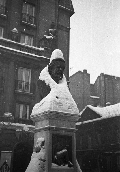 Gutenberg tér, dr. Fodor József szobra (ifj. Vastagh György, 1909.).