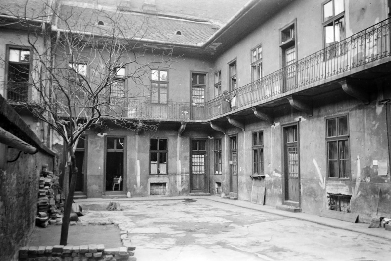 Gát utca 3. József Attila szülőházának udvara.