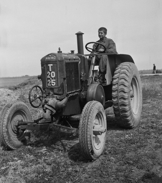 MÁVAG T20-25 típusú izzófejes traktor.