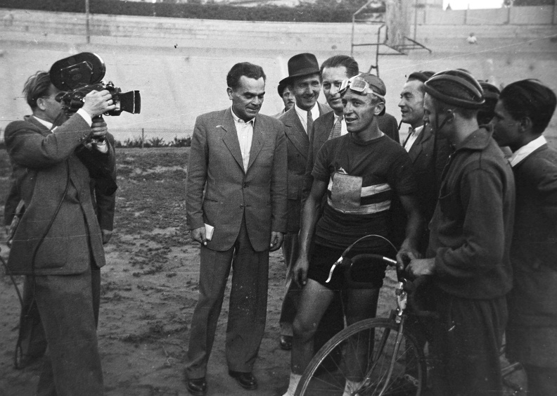 Szabó József utca, Millenáris pálya, a magyar kerékpáros körverseny (Tour de Hongrie) zárónapja 1949. július 1-én. A győztes francia André Labeylie.