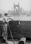 hegesztő-lángvágó szakmunkásnő a budai alsó rakparton az Erzsébet híd elemét darabolja.