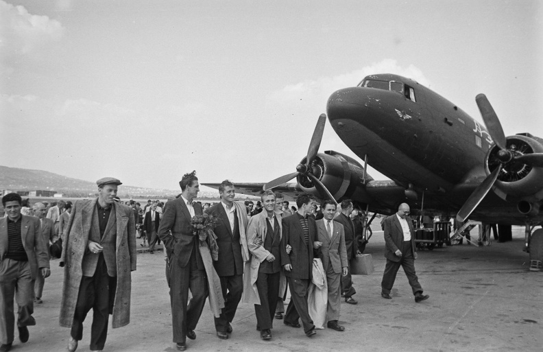 a szovjet vendégszereplésről hazaérkező Vasas labdarúgó csapatának fogadása. Virágcsokorral Szilágyi I Gyula, tőle jobbra a negyedik Kotász Antal. A háttérben egy Liszunov Li-2 típusú repülőgép.