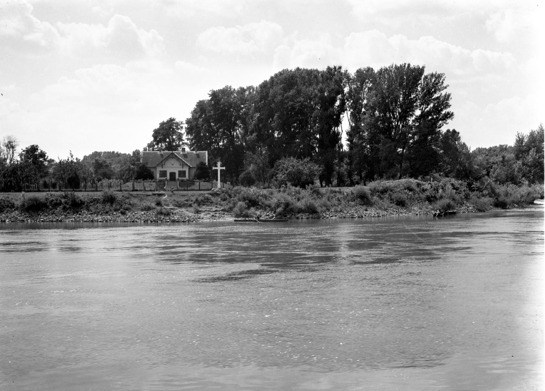 a későbbi "Kádár" vadászház a Duna-partján.