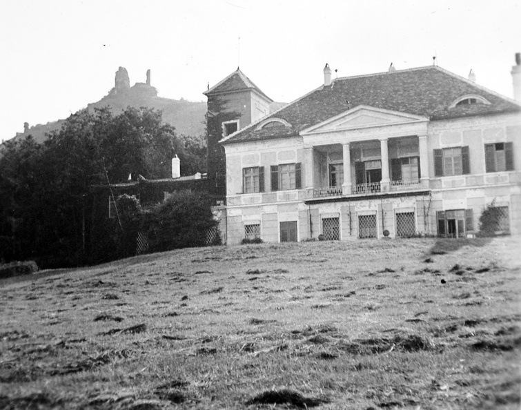 Esterházy kastély, háttérben a vár.