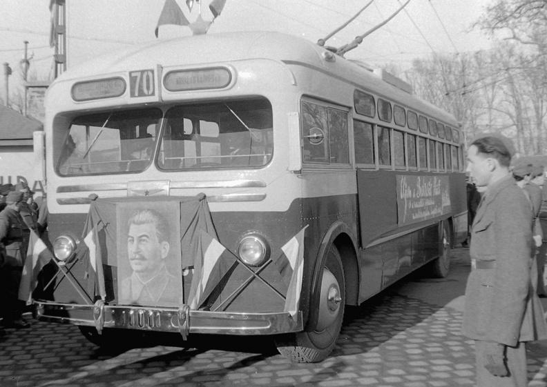 a Városligeti fasorral szemben. A háború utáni első trolibuszvonal átadása. GMC Citybus szovjet troli változata.