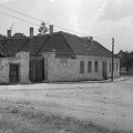 a Ramassetter utca és Magyar Ferenc utca találkozásánál álló ház, az Urunk Mennybemenetele plébániatemplom elől nézve.
